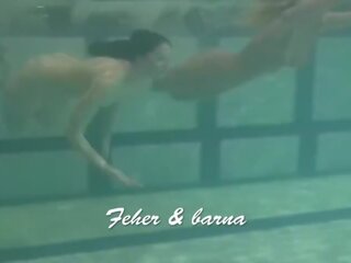 俄 辣妹 irina 和 安娜 游泳 和 hug 在 该 水池