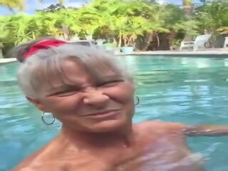 Διαστρεβλώ γιαγιά leilani σε ο πισίνα, ελεύθερα βρόμικο βίντεο 69 | xhamster