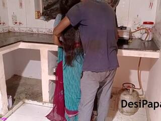 Indisk bhabhi med henne mann i kjøkken knulling i. | xhamster