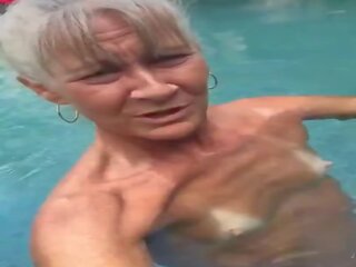 Verdraaien oma leilani in de zwembad, gratis vies video- 69 | xhamster