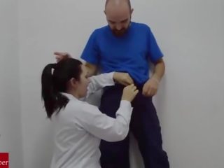 Një i ri infermiere sucks the hospitalãâ´s njeri duarartë kokosh dhe recorded it.raf070