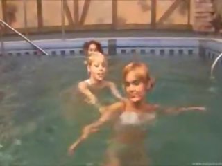 Kolm hispaania babes sisse a bassein